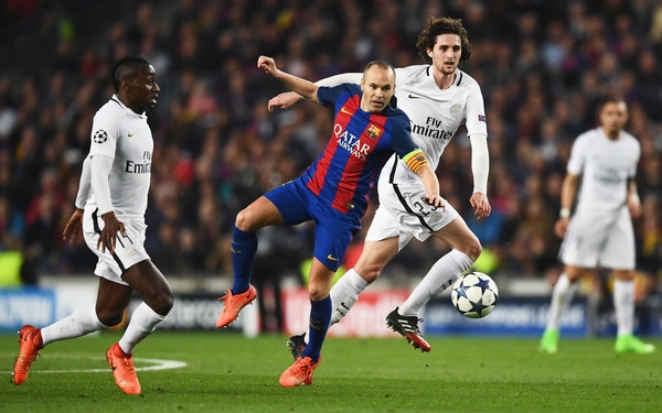 5 khoanh khac vi dai nhat cua iniesta trong mau ao barca
