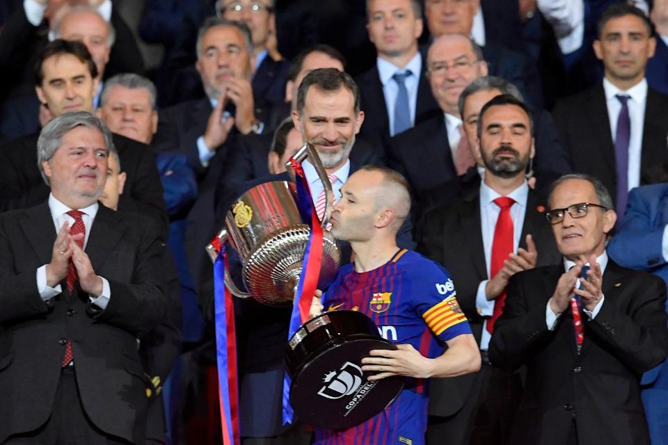 5 khoanh khac vi dai nhat cua iniesta trong mau ao barca