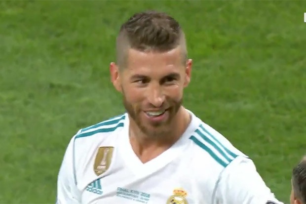 SỐC: Ramos... cười tươi nhìn Salah rời chung kết C1 sớm soc ramos cuoi tuoi nhin salah roi khoi chung ket c1