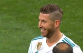 SỐC: Ramos... cười tươi nhìn Salah rời chung kết C1 sớm
