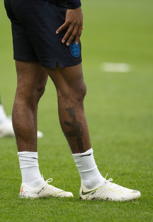 sterling he lo y nghia hinh xam sung truong ngay truoc them world cup 2018