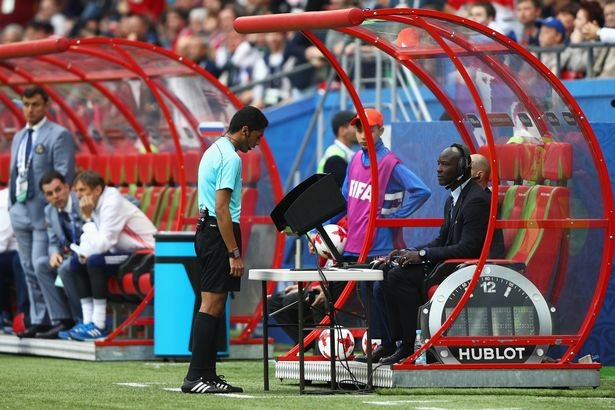 Cách mạng World Cup 2018: Trọng tài được 'đuổi nguội' cầu thủ dù đã bỏ lỡ tình huống? cach mang world cup 2018 trong tai duoc duoi nguoi cau thu du da bo lo tinh huong