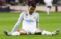 ronaldo kiem tien than sau van thua messi mat ngoi so 1 vi vua dam boc