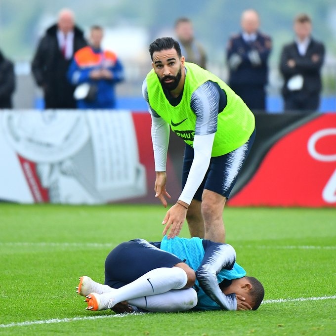mbappe chan thuong truoc world cup 2 ngay tuyen phap nhu ngoi tren dong lua