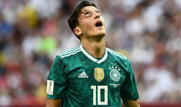 hau dai dia chan han quoc vs duc ozil dang khen hon dang trach