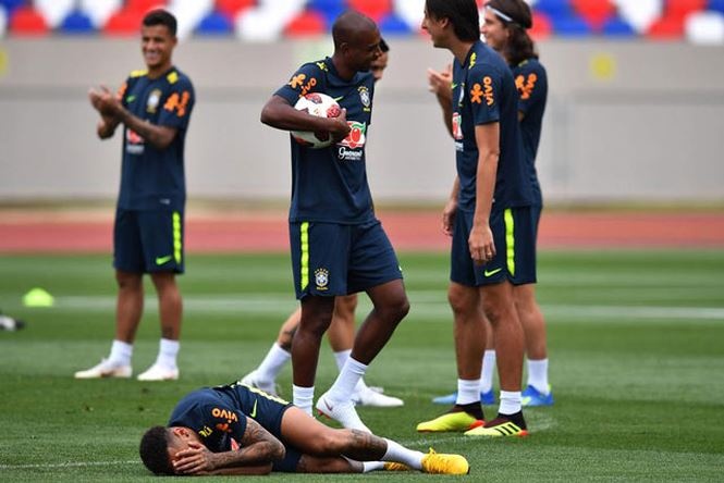 truoc dai chien voi bi neymar lai tap an va