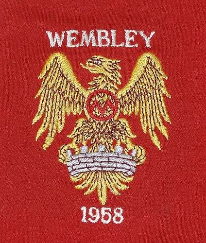 su phat trien logo cua manchester united qua cac thoi ky