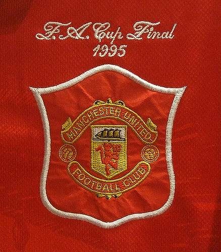 su phat trien logo cua manchester united qua cac thoi ky