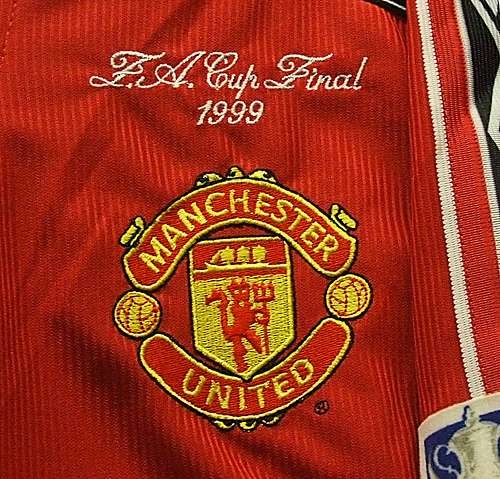 su phat trien logo cua manchester united qua cac thoi ky