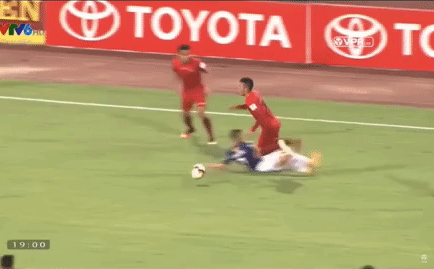 can canh pha bo bong da nguoi kinh hoang cua sam ngoc duc voi cau thu than quang ninh