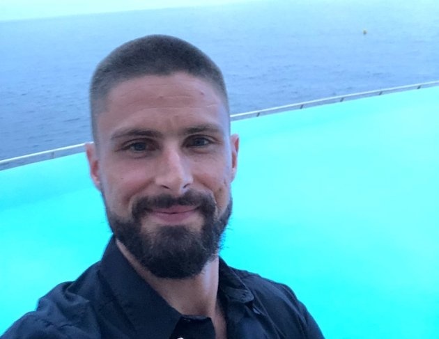 hai huoc giroud thuc hien loi hua cao dau sau world cup