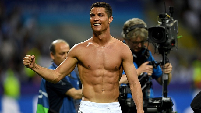 ronaldo sieu sao 33 tuoi trong co the chang trai 20 tuoi