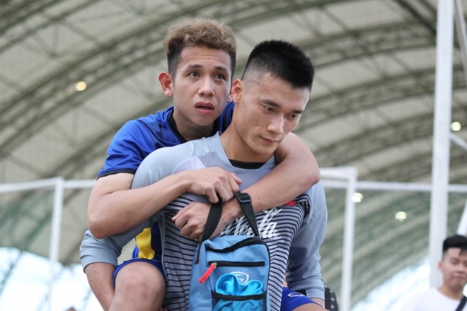 hong duy chan thuong roi san tren lung tien dung