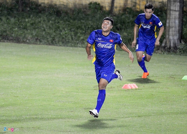 u23 viet nam choi bong nem duoi troi mua nang hat