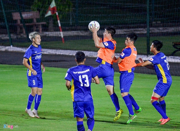 u23 viet nam choi bong nem duoi troi mua nang hat
