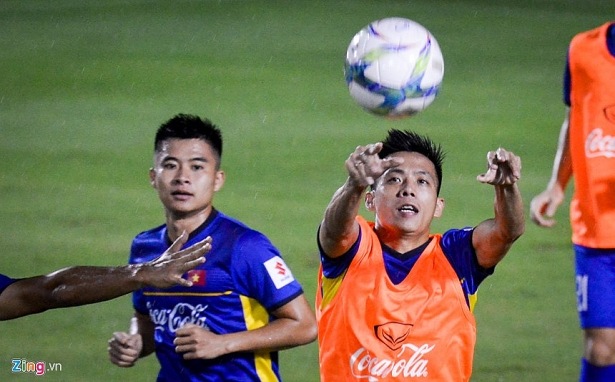 u23 viet nam choi bong nem duoi troi mua nang hat