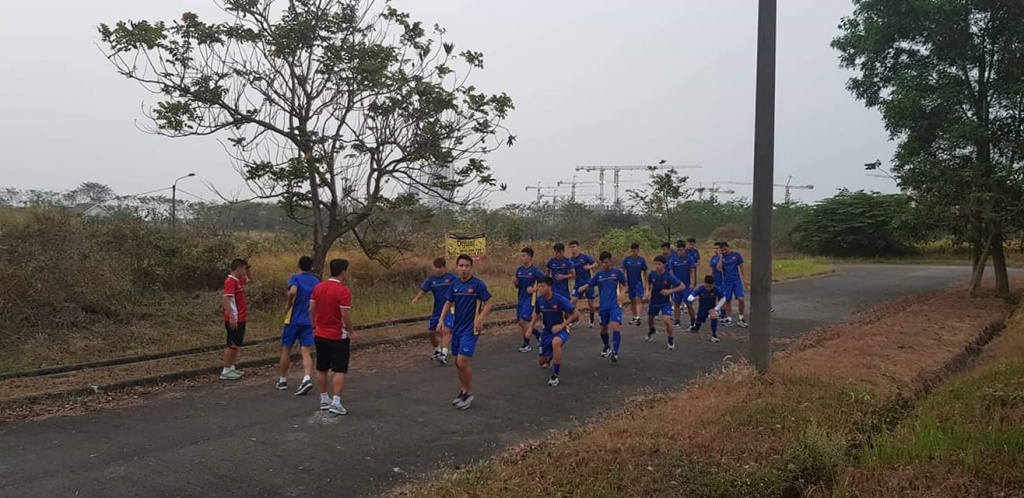 bi indonesia choi kho u23 viet nam phai tap o duong be tong