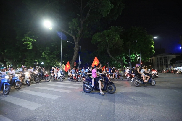 Hà Nội lại ngập cờ đỏ sao vàng khi U23 Việt Nam lần đầu trong lịch sử vào tứ kết ASIAD ha noi ngap co do sao vang khi u23 viet nam lan dau gop mat tai tu ket asiad