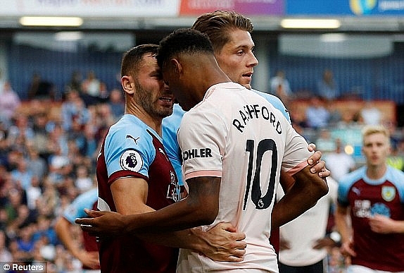 truc tiep burnley 0 2 mu vong 4 ngoai hang anh cu dup sieu sao mu nam loi the lon