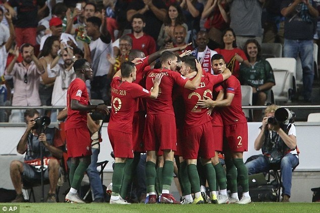 chap ronaldo bo dao nha van danh bai italia