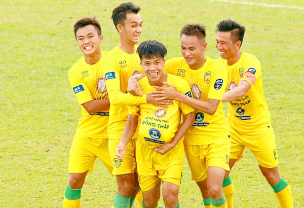 nhan dinh dong thap vs dak lak hang nhat quoc gia cho dau bang say chan