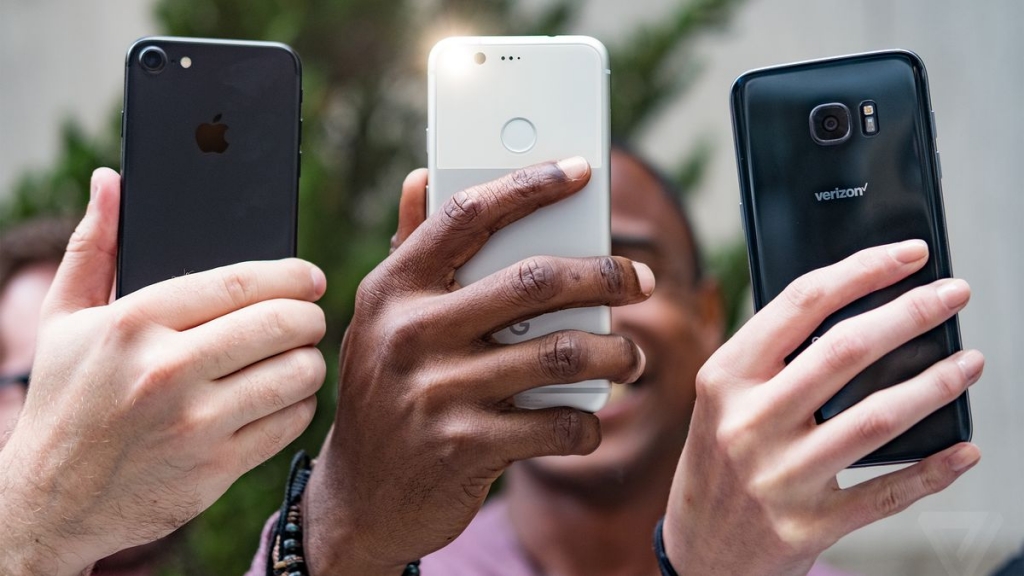 google pixel iphone 7 va galaxy s7 edge so tai camera