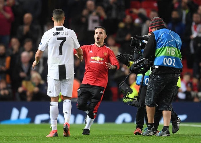 co dong vien qua khich lao vao san doi om bang duoc ronaldo