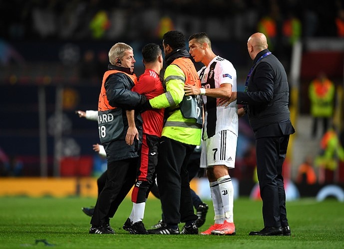 co dong vien qua khich lao vao san doi om bang duoc ronaldo