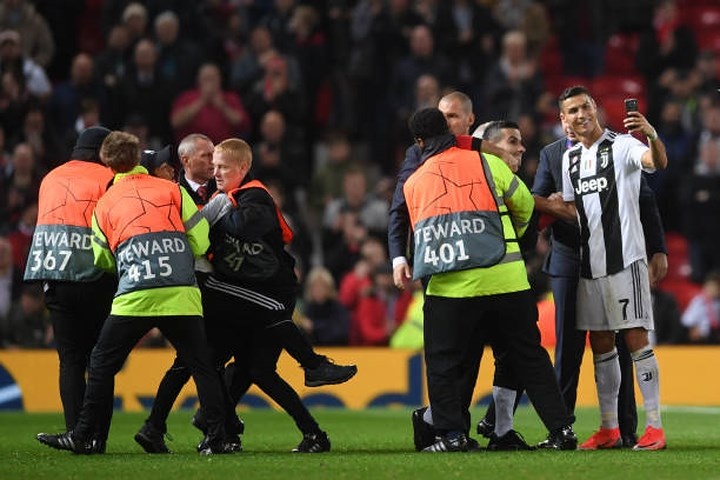 co dong vien qua khich lao vao san doi om bang duoc ronaldo