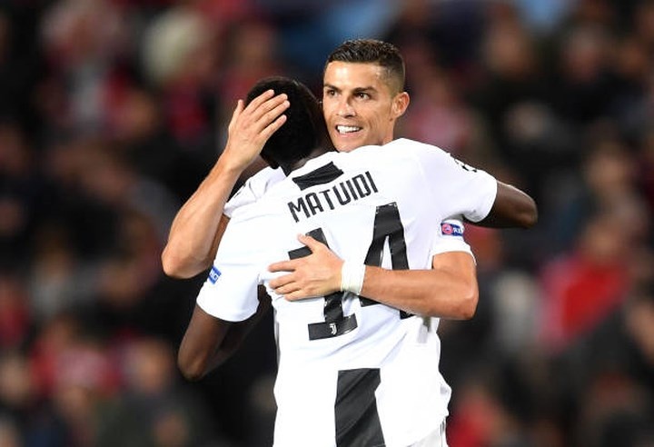 co dong vien qua khich lao vao san doi om bang duoc ronaldo