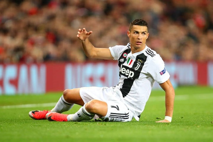co dong vien qua khich lao vao san doi om bang duoc ronaldo