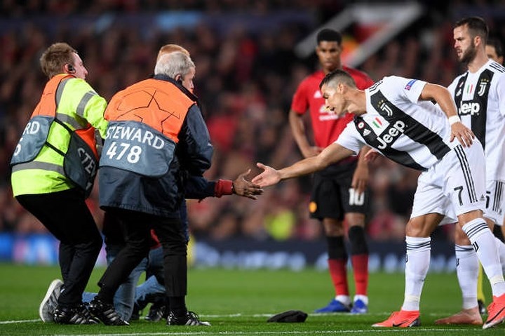 co dong vien qua khich lao vao san doi om bang duoc ronaldo