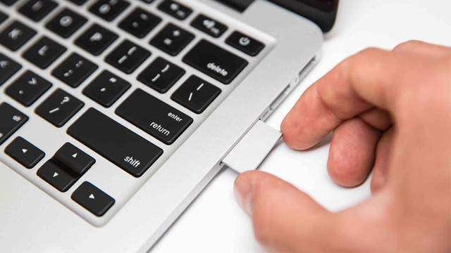 apple ly giai vi sao macbook pro 2016 khong co khe cam the sd