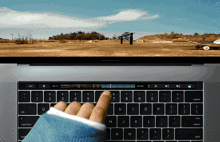 Touch Bar trên MacBook Pro mới có thể bỏ qua quảng cáo trên Youtube