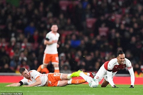 chelsea va arsenal cung thang tran voi dien bien la lung o league cup