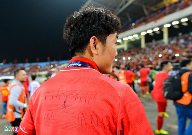 xuan truong mac ao co ten tuan anh van thanh khi vo dich aff cup