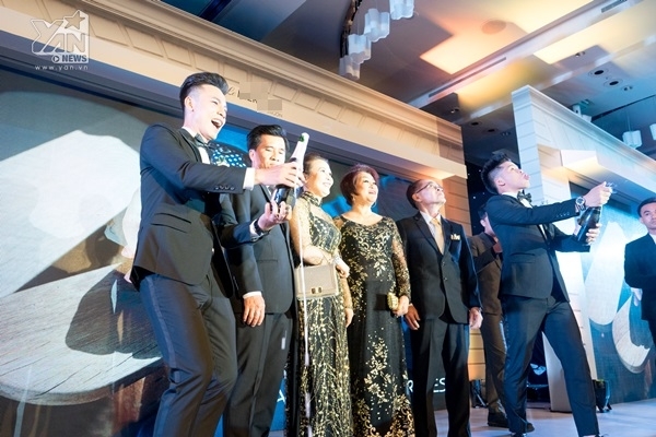 doc quyen toan canh dam cuoi dep nhu mo cua john huy tran va ban trai soai ca nhiem huynh