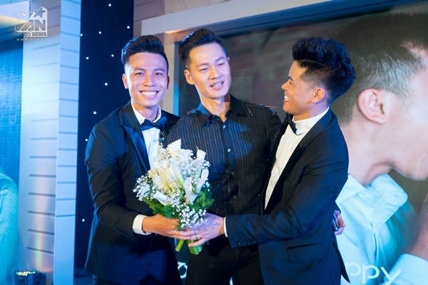 doc quyen toan canh dam cuoi dep nhu mo cua john huy tran va ban trai soai ca nhiem huynh