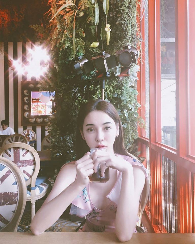 angela baby phien ban chuyen gioi bi hai quan giu lai vi khong nhan ra dung mao