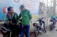 tai xe grabbike chui cong tim the ngan hang giup co gai anh