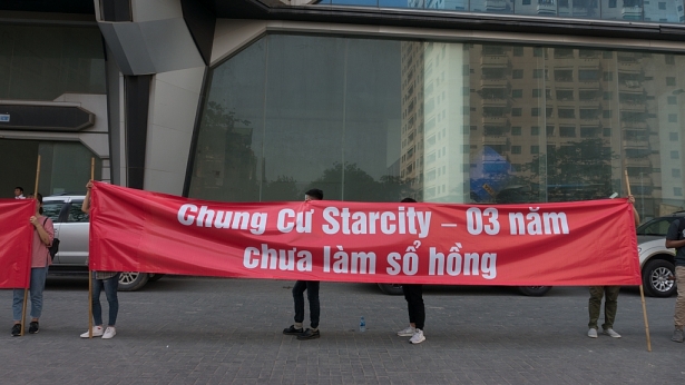 nhan nha ba nam cu dan starcity le van luong chua duoc giao so hong