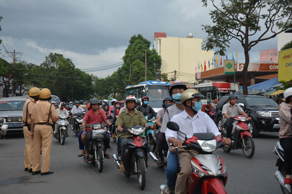 sai gon ket cung nhieu hanh khach khoc nuc no vi tre tau tet