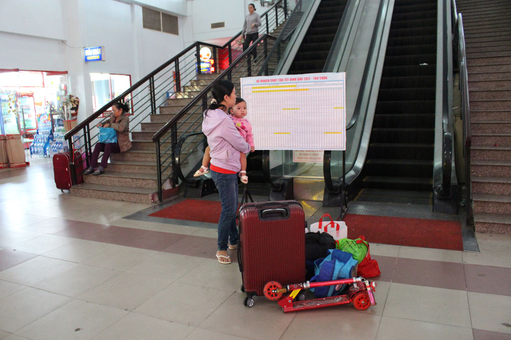 sai gon ket cung nhieu hanh khach khoc nuc no vi tre tau tet