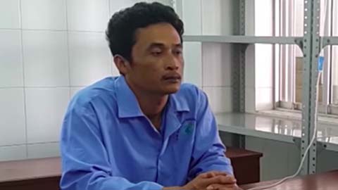 bat giam nguoi cha pha thuoc sau vao sua cho 3 con nho uong