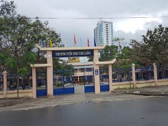 Ngang nhiên vào lớp học cướp dây chuyền của 7 học sinh