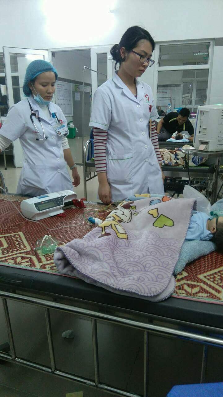 ha noi be gai 8 thang tuoi nguy kich sau mui tiem cua bac si