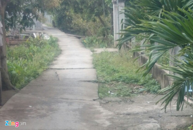 bi dam trong thuong vi cham mat tinh dich tai nha ban gai