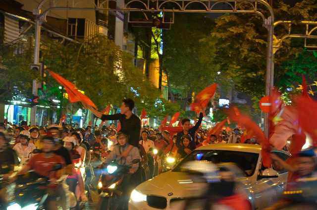 hang trieu nguoi do ve sau tran dau nhieu tuyen duong tac cung
