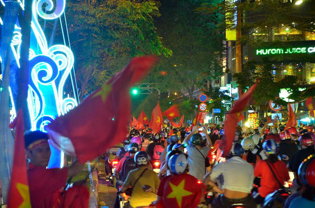 hang trieu nguoi do ve sau tran dau nhieu tuyen duong tac cung