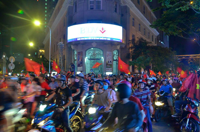hang trieu nguoi do ve sau tran dau nhieu tuyen duong tac cung